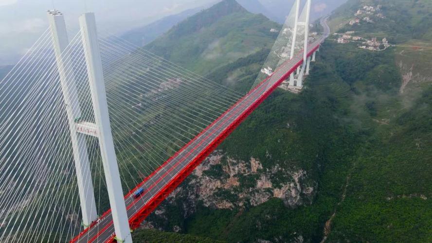 世界第一高桥北盘江大桥近200层楼高开车就像开飞机