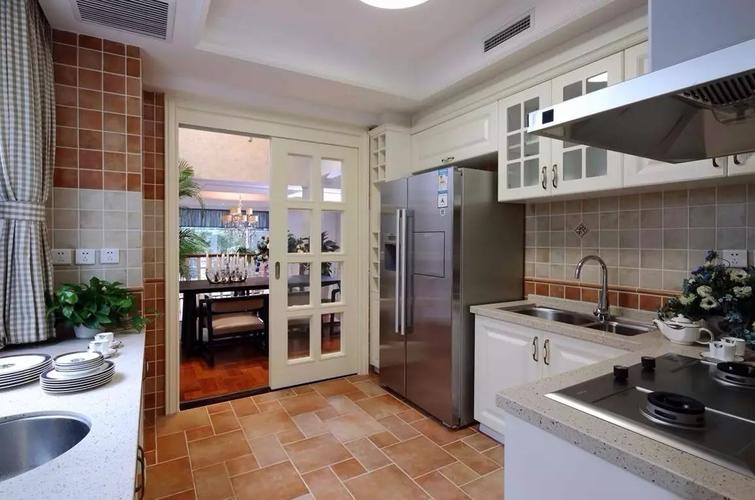 橱柜餐边柜厨房门都采用白色整体视觉统一简洁.