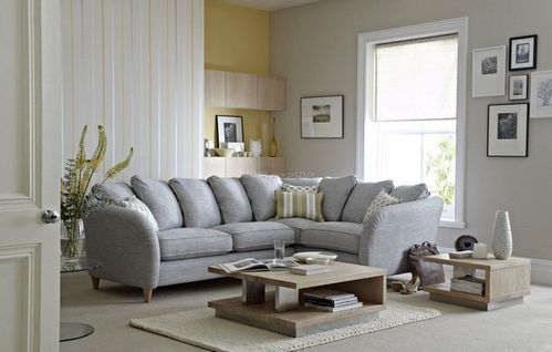 现代小户型客厅设计沙发摆放图片木质茶几.