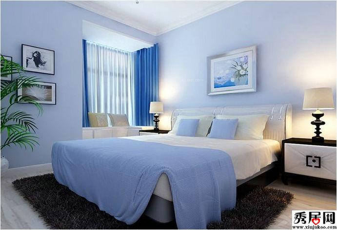 在蓝色窗帘的衬托下使空间充满了清新之感特别是床头背景墙上的挂画