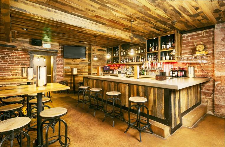 乡村小酒吧室内木质吊顶装修设计图片装信通网效果图