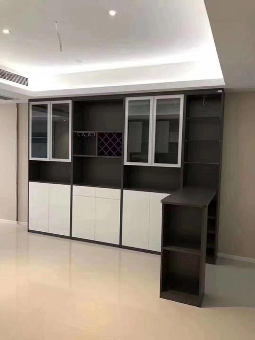 客厅还具备了超强的储物空间柜子黑白搭配造型灵活新颖堪称完美.