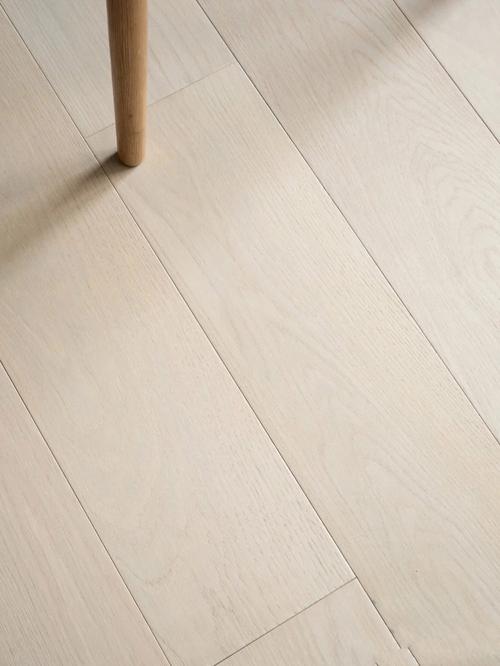 浅白色的木地板光脚的快乐太爱啦浅色的地面能从视觉上扩大面积和