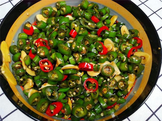 p生拌辣椒是一道由鲜辣椒香菜等食材制成的美食.