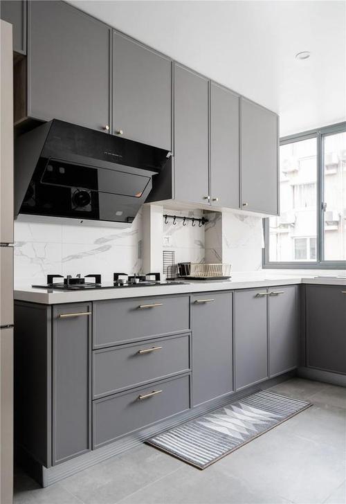 厨房白色的墙面搭配灰色的橱柜设计灰白搭配干净舒适带窗户显得厨房