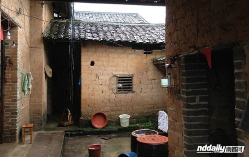 广西平隆村侯培庆的农村老家瓦房大厅在这里找不到侯培庆所住的房间