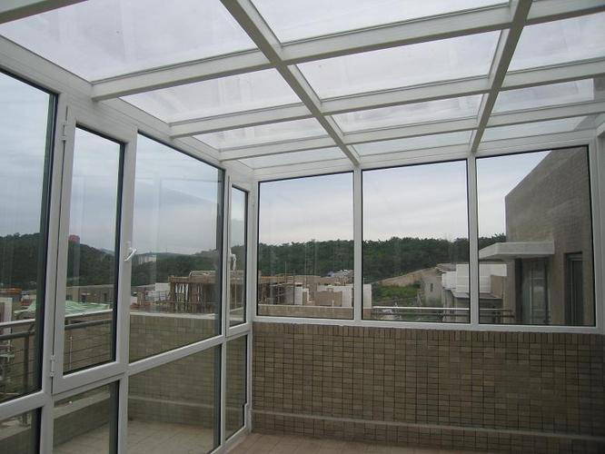 p露台阳光房是指大部分采用玻璃阳搭建的房.