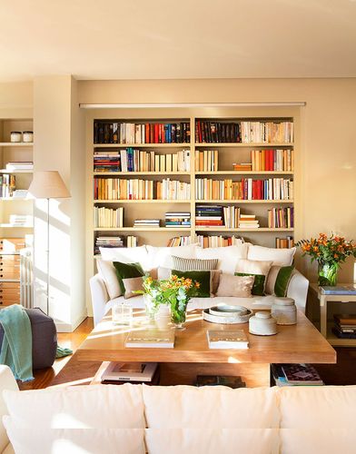 设计一个书架装饰空间看书两不误客厅也能变书房利用屋子的拐角