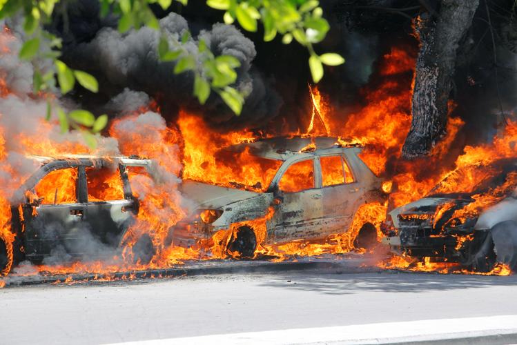 当天一辆装有简易爆炸装置的汽车在摩加迪沙一家