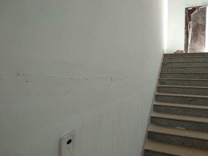 三号楼内廷二层东侧楼梯间休息平台墙面涂料开裂