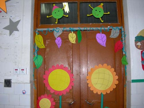 幼儿园教室门口环境布置向日葵