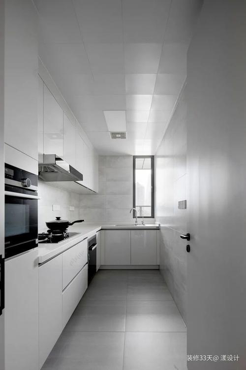 厨房浅灰色地砖搭配浅色纹理墙砖和白色橱柜纯净的配色勾勒出