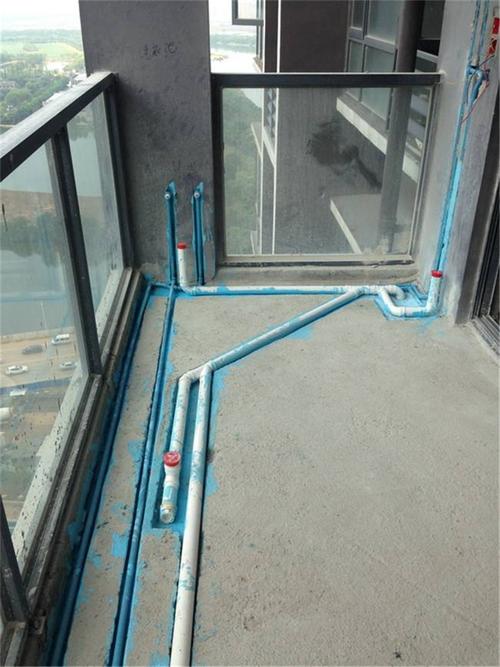 为保障下水管的安装使用效果要事先对阳台进行铺平.