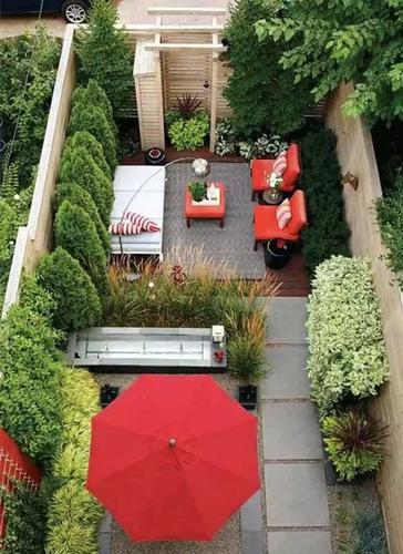 长方形的花园给了这个庭院很大的自由空间.