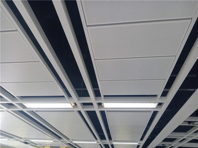 5001300mm铝扣板地铁冲孔吸音吊顶天花装饰材料工程铝扣板
