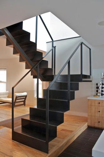 黑色铁片简洁三居楼梯装修效果图