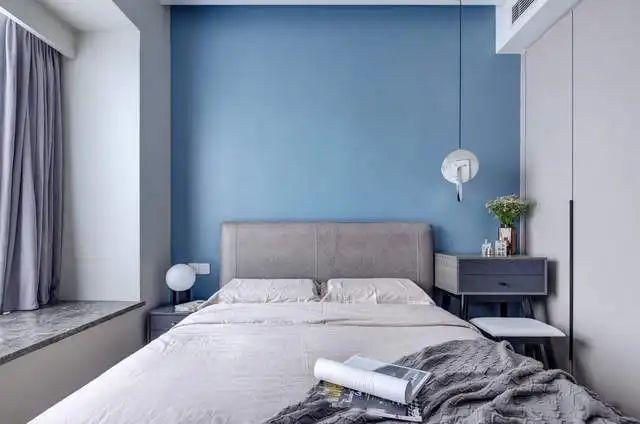 卧室乳胶漆蓝色浪漫高级灰是一种非常时尚的颜色在卧室墙面刷上灰色