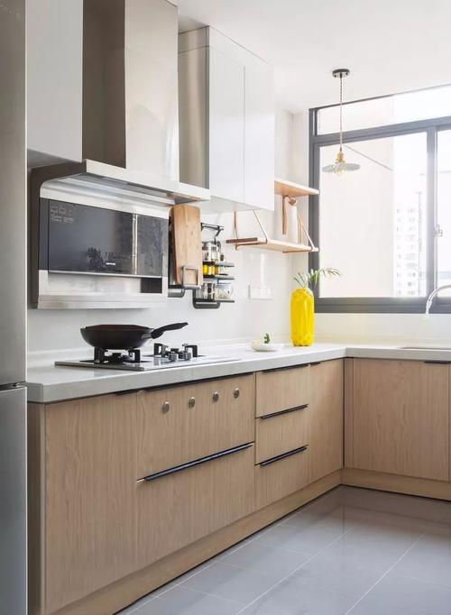 开放式厨房灰地白墙清新搭配木色与白色两色橱柜对比层次简洁
