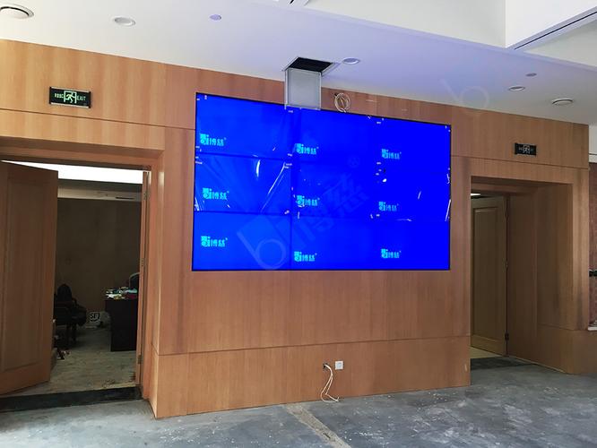 办公大厅你可以看见一套33拼接的液晶拼接大屏幕展示系统电视墙
