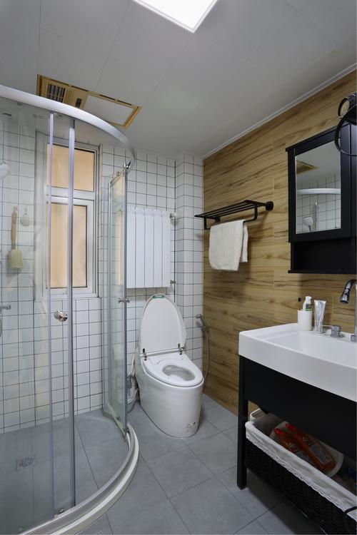 卫生间整体选用白色格子砖洗漱池一面墙采用独特的原木色地板砖装饰