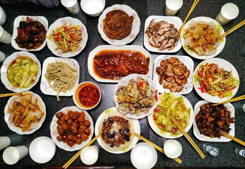 春节吃团圆饭图片