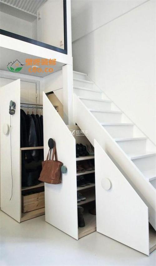 楼梯下方的抽屉类型可用作小衣帽间.鞋子和衣服可以分开放置.