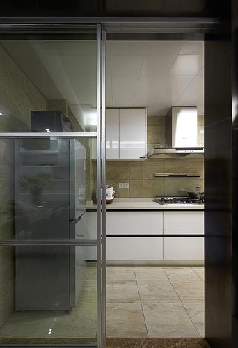 现代风格厨房玻璃门装修效果图