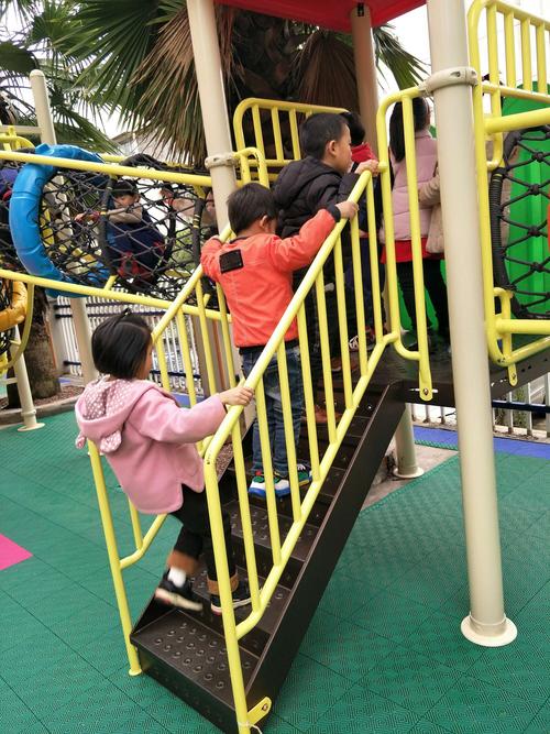 兴安华城幼儿园大二班安全玩滑梯