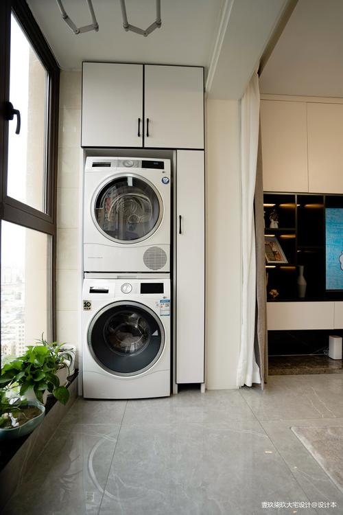 阳台和客厅打通后封窗处理用来放洗衣机烘干机同时定制家政柜收纳