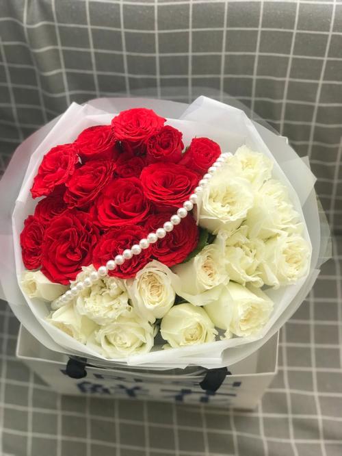 白玫瑰红玫瑰1314花束