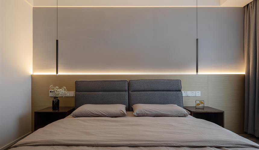 主卧灰色背景墙搭配灯带设计简洁又美观让人一进卧室就感受到一股