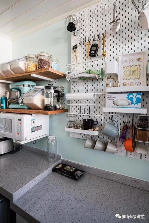 黑色的铁艺洞洞板可以用在厨房墙面收纳各种餐厨用具不仅节省