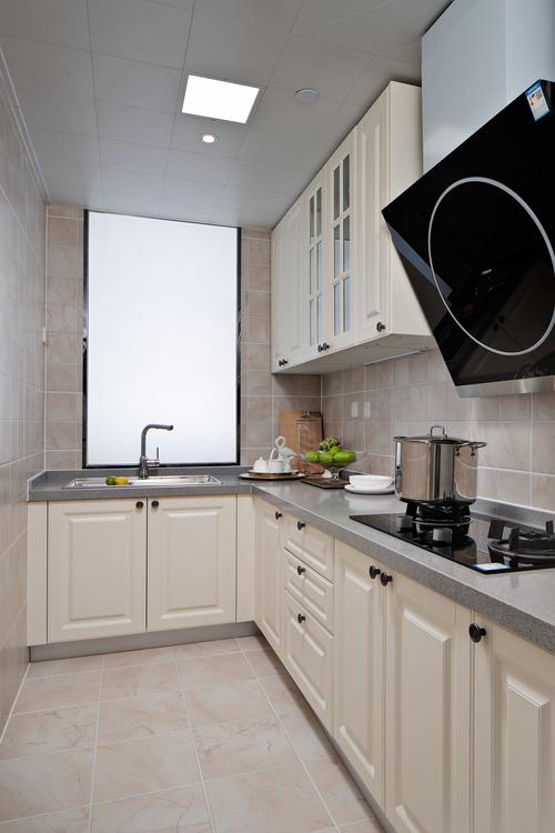 厨房采用时下流行的l型设计浅色橱柜让整个空间看着很干净地柜