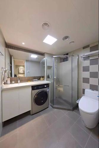浴室采用干湿分离洗衣机嵌在了洗手台之中更省空间也方便排水.
