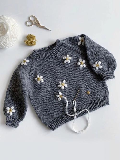 刺绣花朵点缀的宝宝毛衣