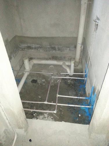 卫生间的水管都布置好了没有看到冷水管全部都是用热水来走全屋水管