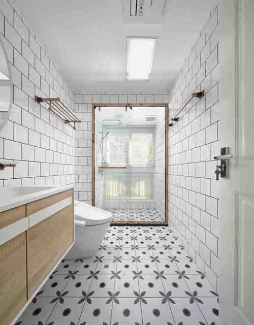 卫生间以白色为主局部采用干湿分离设计搭配原木洗手柜通透而精致.