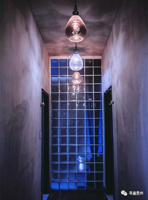 房间内的摩洛哥手工黄铜灯在夜晚都会显露出动人的光影拍照或是睡眠