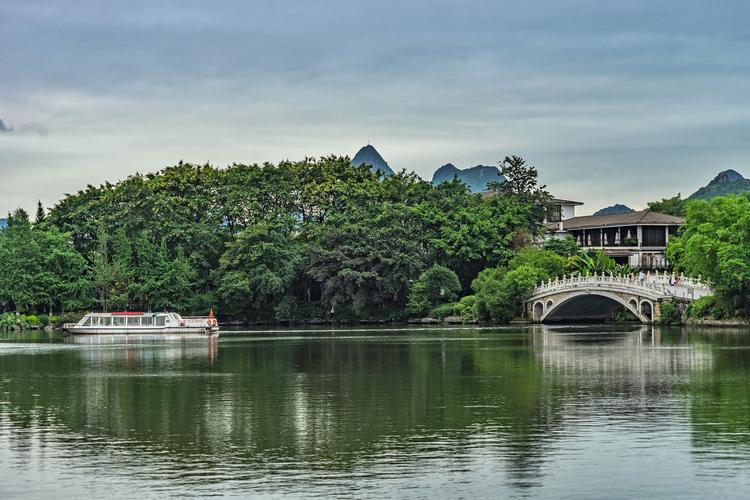 榕湖上的游船.桂林市的两江四湖景区水系是仿造清明上河图修建的.