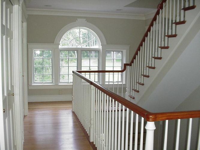米白色墙面温馨红木扶手楼梯装修效果图
