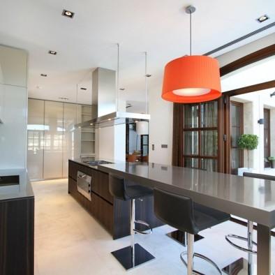 西班牙马略卡岛休闲别墅设计开放式厨房吧台装修效果图