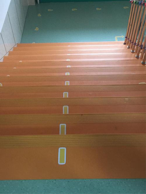 楼梯上的小脚印明确了孩子走路的方向和位置
