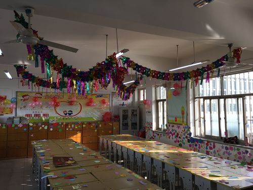 为了更好的营造节日气氛热心的家长们用气球和拉花把教室装扮的喜气