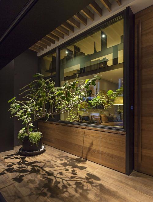 阳台放置了绿植加上灯光的渲染营造出稳定协调温馨的空间感受.