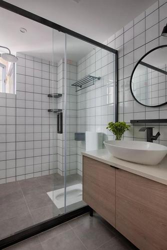 卫生间用玻璃做了干湿分离因为有限设计了蹲厕原木色的沐浴柜搭配