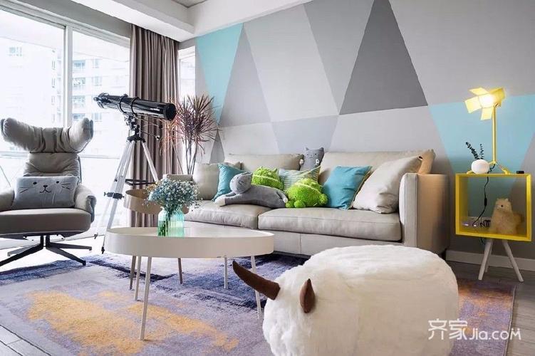 沙发背景墙采用拼接撞色的三角形色块地板是长方形的灰色木纹砖呈