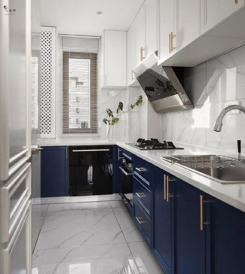 厨房墙地面通铺白色大理石纹瓷砖蓝白搭配的橱柜门显得整个厨房简洁