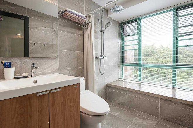 卫生间飘窗设计可以放洗浴物品大片窗户则方便浴室保持通风与干爽