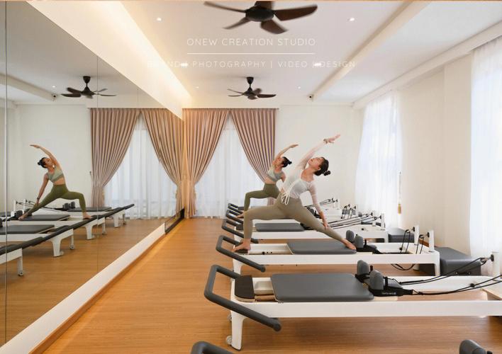 一间可以让你全身放松环境的瑜伽室空间挺大装修给人质朴和沉静的