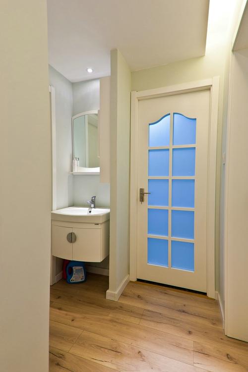 纯净宜家装修风格家居卫生间白色门装饰效果图